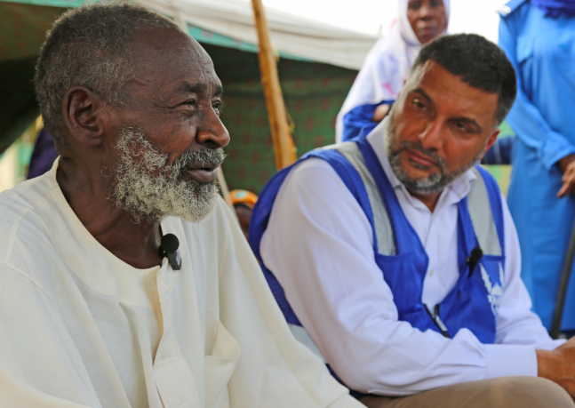 السيد وسيم أحمد يستمع لقصص النازحين في بورتسودان. زيارة المدير التنفيذي لمخيمات النازحين